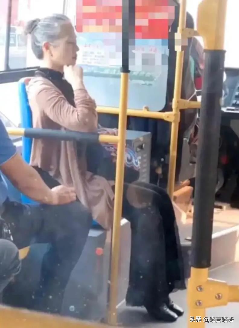 公車現最美老人！打瞌睡「都那麼優雅」　 側顏氣質絕佳「模樣動人」網嗨翻：根本老版章子怡♥