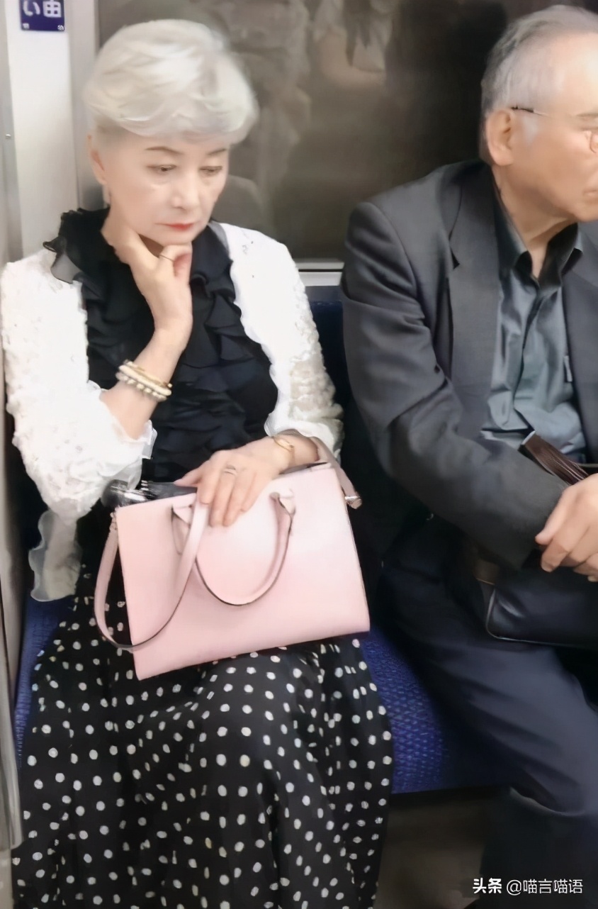 公車現最美老人！打瞌睡「都那麼優雅」　 側顏氣質絕佳「模樣動人」網嗨翻：根本老版章子怡♥