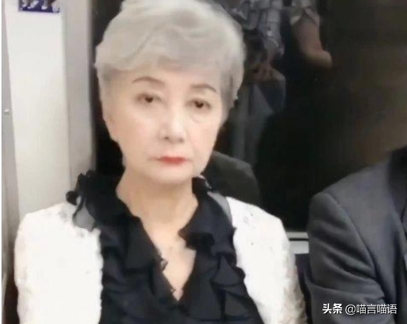 公車現最美老人！打瞌睡「都那麼優雅」　 側顏氣質絕佳「模樣動人」網嗨翻：根本老版章子怡♥