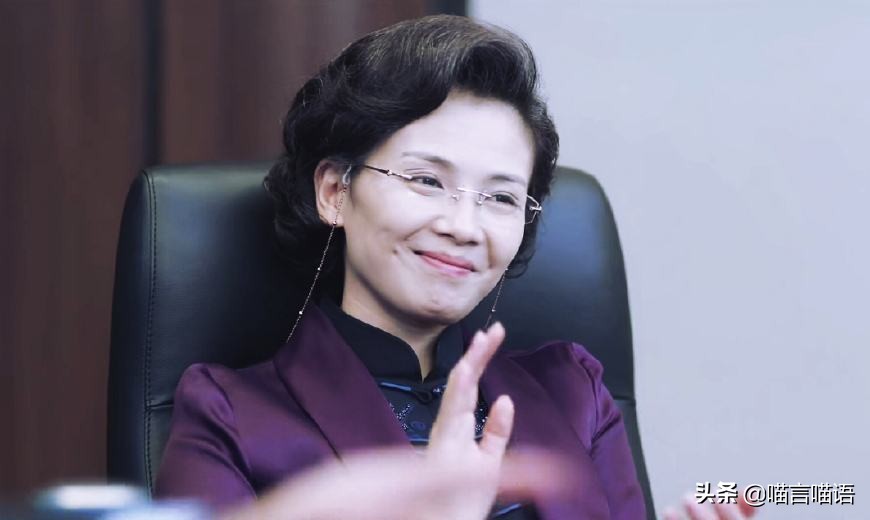 公車現最美老人！打瞌睡「都那麼優雅」　 側顏氣質絕佳「模樣動人」網嗨翻：根本老版章子怡♥