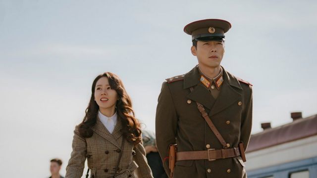 高顏值明星夫妻「現身球場甜蜜觀賽」！他長髮模樣曝光「被發現撞臉阿杜」網笑：幸福肥