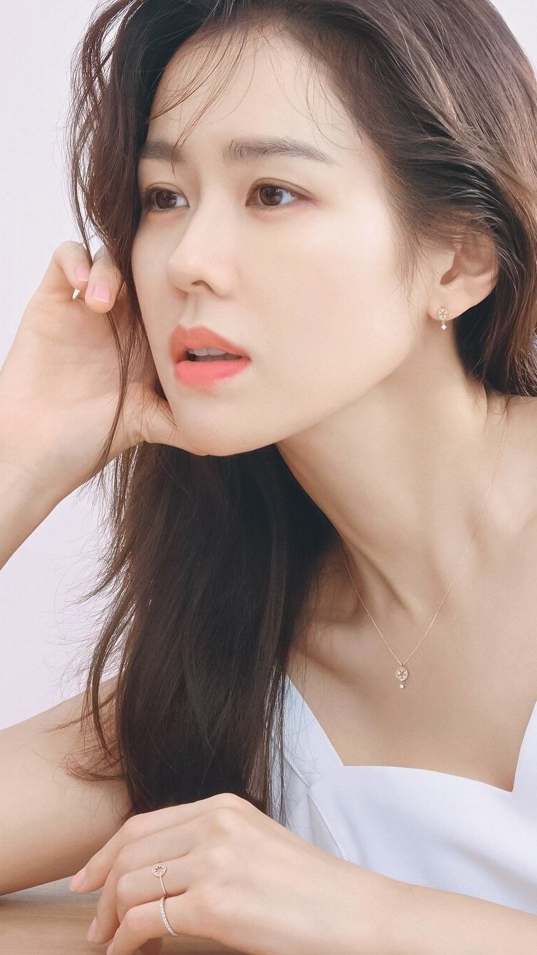 高顏值明星夫妻「現身球場甜蜜觀賽」！他長髮模樣曝光「被發現撞臉阿杜」網笑：幸福肥