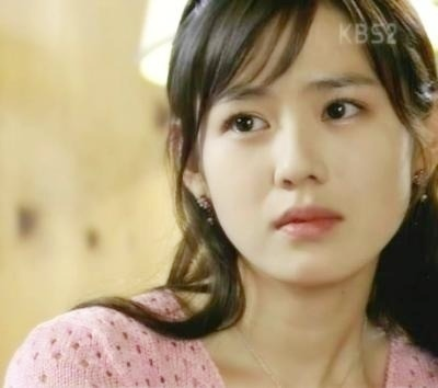 高顏值明星夫妻「現身球場甜蜜觀賽」！他長髮模樣曝光「被發現撞臉阿杜」網笑：幸福肥