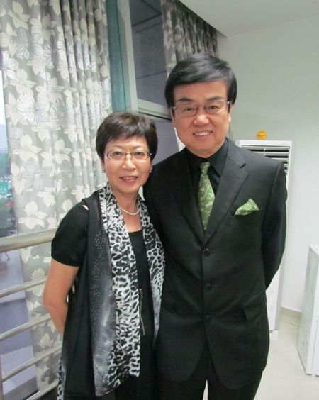 捧紅了周潤發甄子丹！身居高位仍對「患癌多年妻子」不離不棄　「如今74歲身價百億」成人生贏家