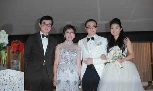 捧紅了周潤發甄子丹！身居高位仍對「患癌多年妻子」不離不棄　「如今74歲身價百億」成人生贏家