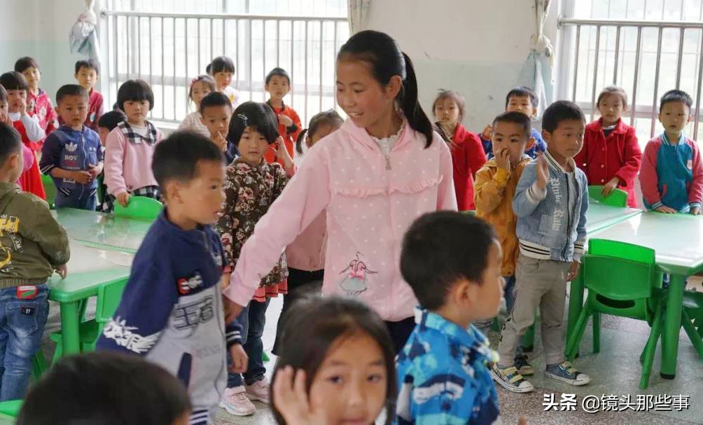 父逝母出走！12歲女童「身兼母職」攜弟上學　校方破例「允許寄宿女舍」9室友把弟弟寵上天
