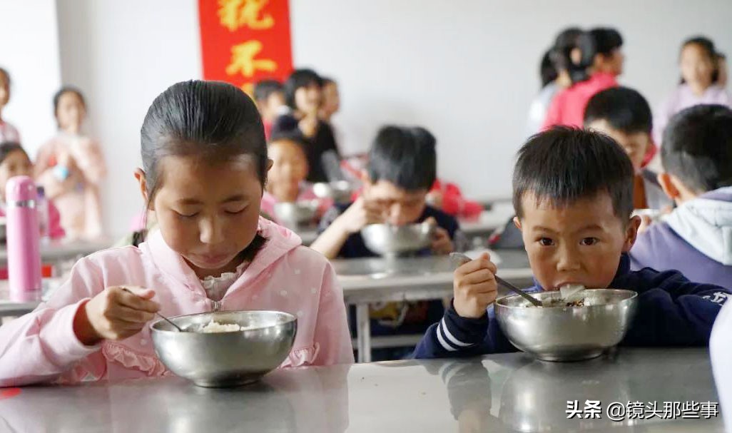 父逝母出走！12歲女童「身兼母職」攜弟上學　校方破例「允許寄宿女舍」9室友把弟弟寵上天