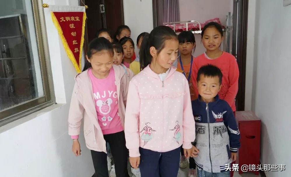 父逝母出走！12歲女童「身兼母職」攜弟上學　校方破例「允許寄宿女舍」9室友把弟弟寵上天