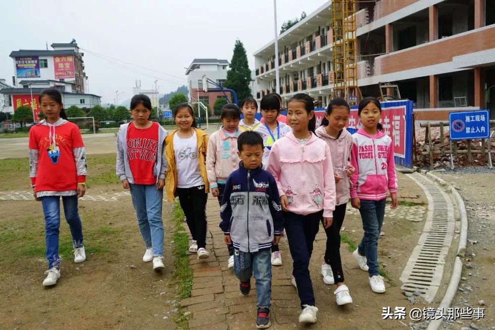 父逝母出走！12歲女童「身兼母職」攜弟上學　校方破例「允許寄宿女舍」9室友把弟弟寵上天