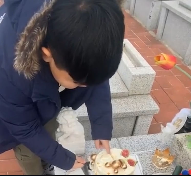 鼻酸！男孩帶蛋糕「到墓地給亡母慶生」　重磕3次頭後一開口惹哭全網：「媽，你在那邊等我」