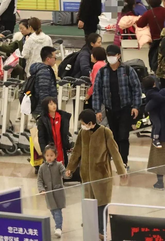 罕曬全家福！孫儷兒子暴風抽高「只矮媽媽一顆頭」　帶兒女下鄉採草莓「素顏超親民」