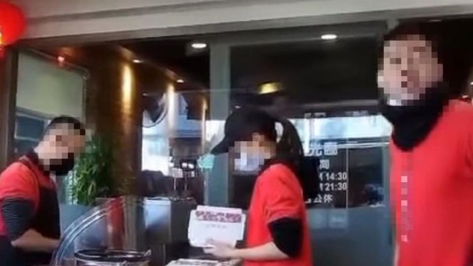 急拉鐵門沒用！台中鴨肉店「被警方盯上」：限7天內拆除　消防員也派人到場「要店家親自出面」