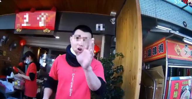 急拉鐵門沒用！台中鴨肉店「被警方盯上」：限7天內拆除　消防員也派人到場「要店家親自出面」