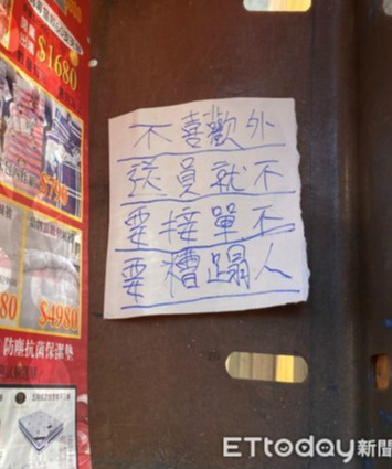 急拉鐵門沒用！台中鴨肉店「被警方盯上」：限7天內拆除　消防員也派人到場「要店家親自出面」