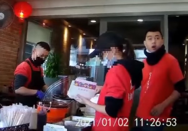 急拉鐵門沒用！台中鴨肉店「被警方盯上」：限7天內拆除　消防員也派人到場「要店家親自出面」