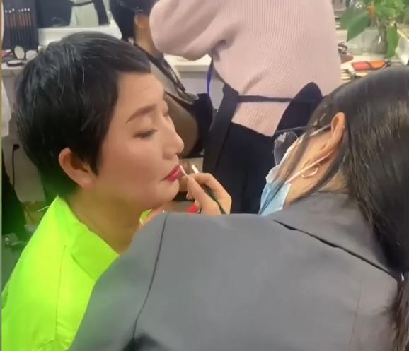 我要奶奶變公主！6歲孫女為環衛工奶奶「預約化妝」　 戴上皇冠後驚艷全網：根本公主本人♥