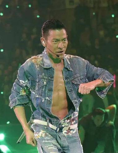 60歲髮量仍濃密！劉德華曝光「3餐凍齡食譜」堅持7年　腹肌撩人「身材堪比雕塑」30年體重未變過