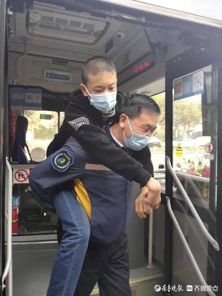持續了6年！暖司機不厭其煩「天天揹腦麻童」上下車　他病情好轉後「開口致上最深謝意」網暖哭