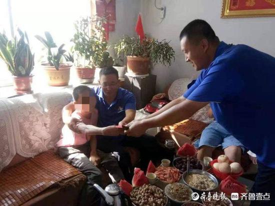 持續了6年！暖司機不厭其煩「天天揹腦麻童」上下車　他病情好轉後「開口致上最深謝意」網暖哭
