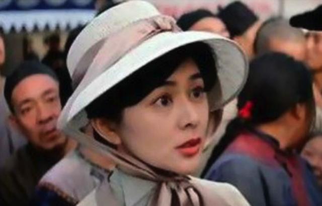 有新戀情？58歲關之琳不避鏡頭「與神秘年輕帥哥」吃飯逛街　全程熱聊「歡笑不停」心情超好