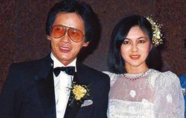有新戀情？58歲關之琳不避鏡頭「與神秘年輕帥哥」吃飯逛街　全程熱聊「歡笑不停」心情超好