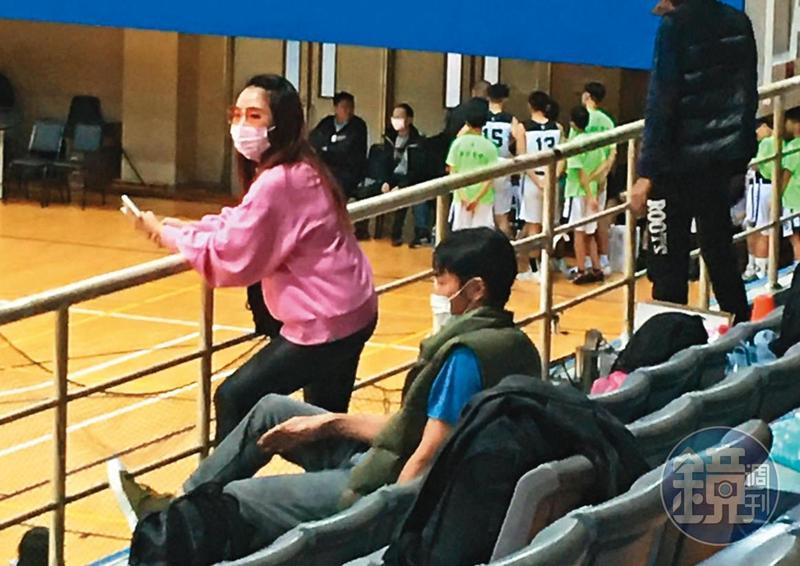 女兒越級參賽！被裁判請下場「李李仁失控比中指」：怕輸是不是　被質疑耍特權「深夜發IG」回應了
