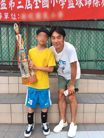 女兒越級參賽！被裁判請下場「李李仁失控比中指」：怕輸是不是　被質疑耍特權「深夜發IG」回應了