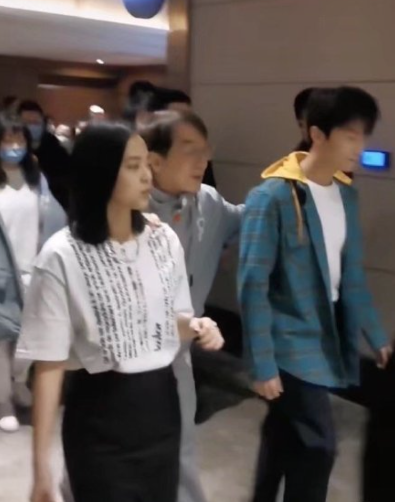 67歲「成龍近況」引擔憂！活動後台走路「需2人攙扶」一瘸一拐略顯吃力　曾拍新戲太拼險喪命