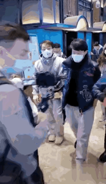 67歲「成龍近況」引擔憂！活動後台走路「需2人攙扶」一瘸一拐略顯吃力　曾拍新戲太拼險喪命