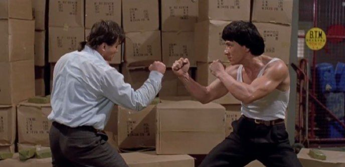 67歲「成龍近況」引擔憂！活動後台走路「需2人攙扶」一瘸一拐略顯吃力　曾拍新戲太拼險喪命