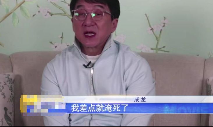 67歲「成龍近況」引擔憂！活動後台走路「需2人攙扶」一瘸一拐略顯吃力　曾拍新戲太拼險喪命