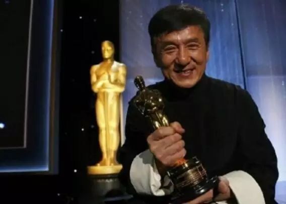 67歲「成龍近況」引擔憂！活動後台走路「需2人攙扶」一瘸一拐略顯吃力　曾拍新戲太拼險喪命