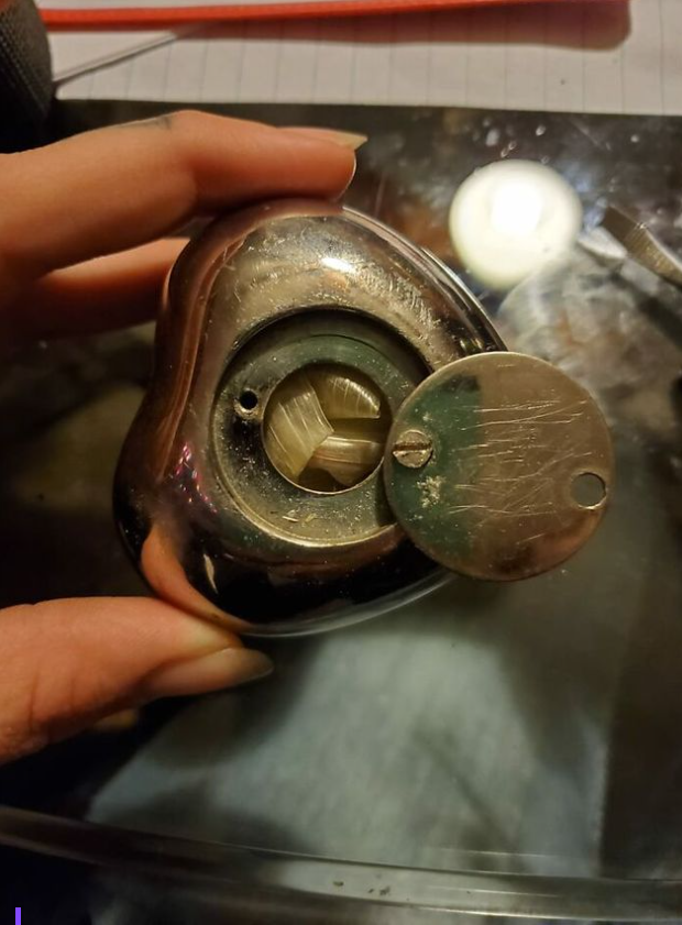 兒子舊貨市場購「心形物件」壓紙！5年後寶媽上網發現同款　細看其功能「將它打開後」整個人嚇傻