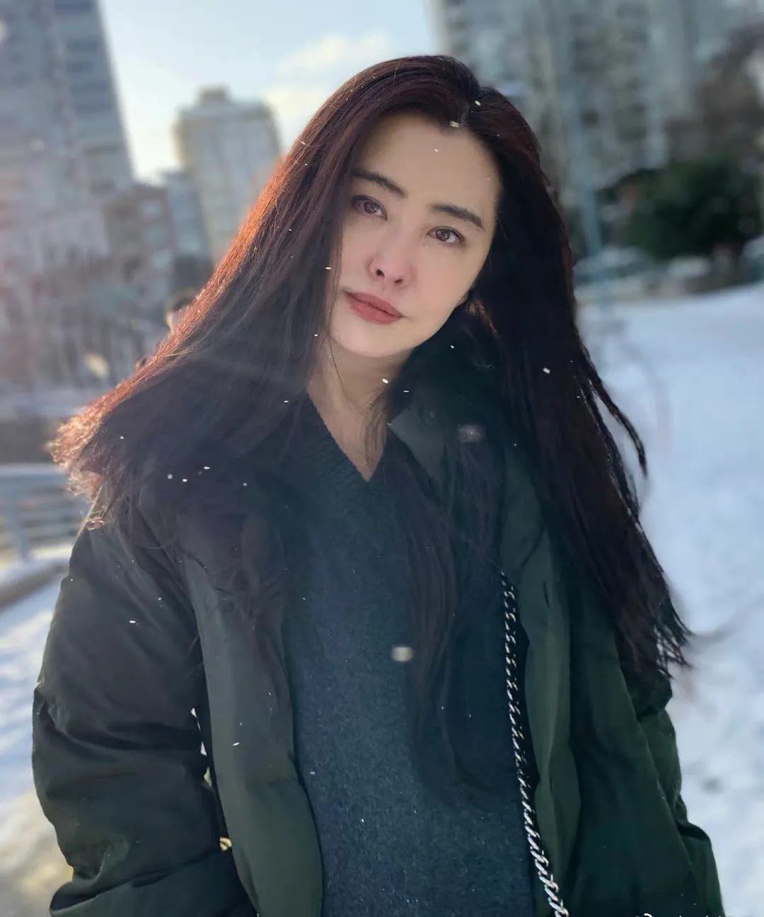 看不出真實年齡！3孩美魔女媽媽「與長子合影」年輕似姐弟　曬私下照超完美「身材比臉蛋」還凍齡