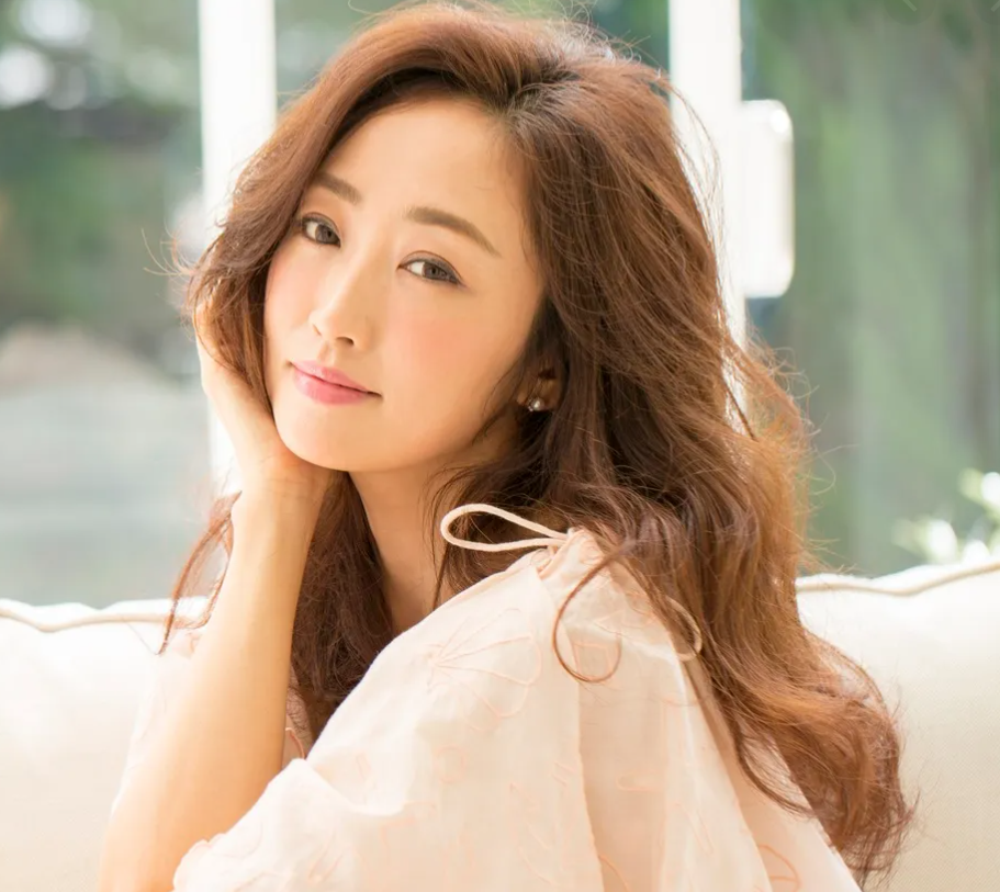 看不出真實年齡！3孩美魔女媽媽「與長子合影」年輕似姐弟　曬私下照超完美「身材比臉蛋」還凍齡