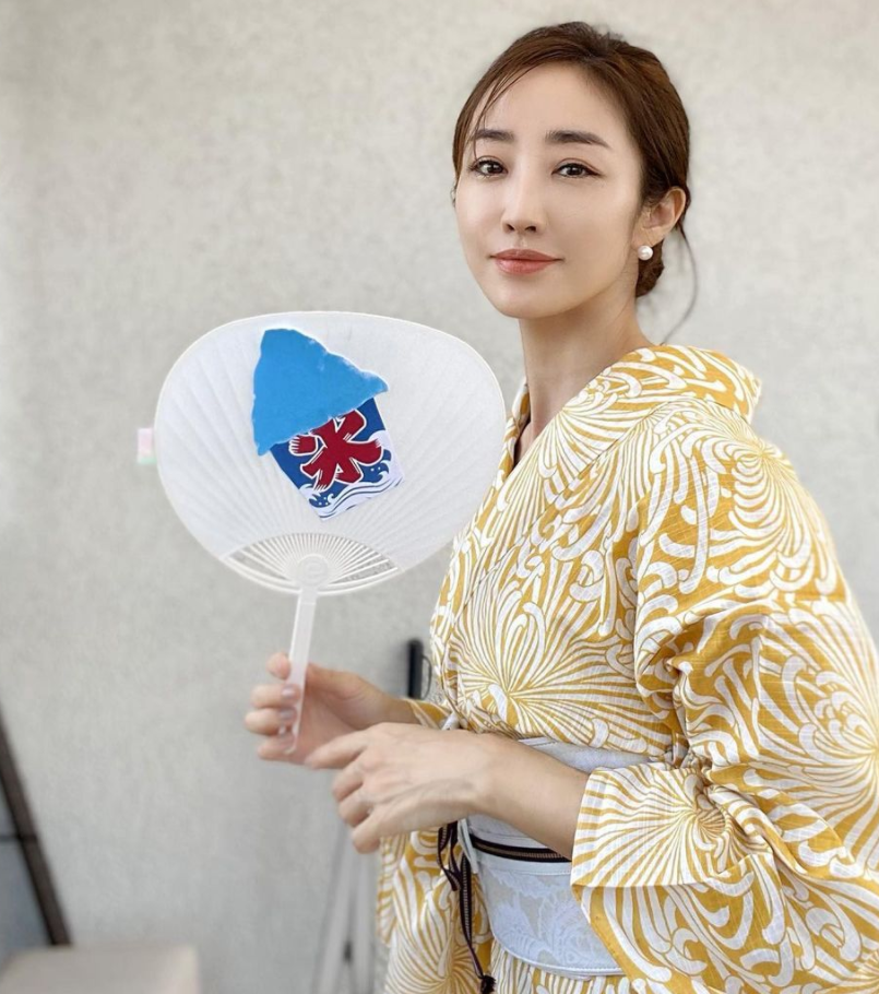 看不出真實年齡！3孩美魔女媽媽「與長子合影」年輕似姐弟　曬私下照超完美「身材比臉蛋」還凍齡