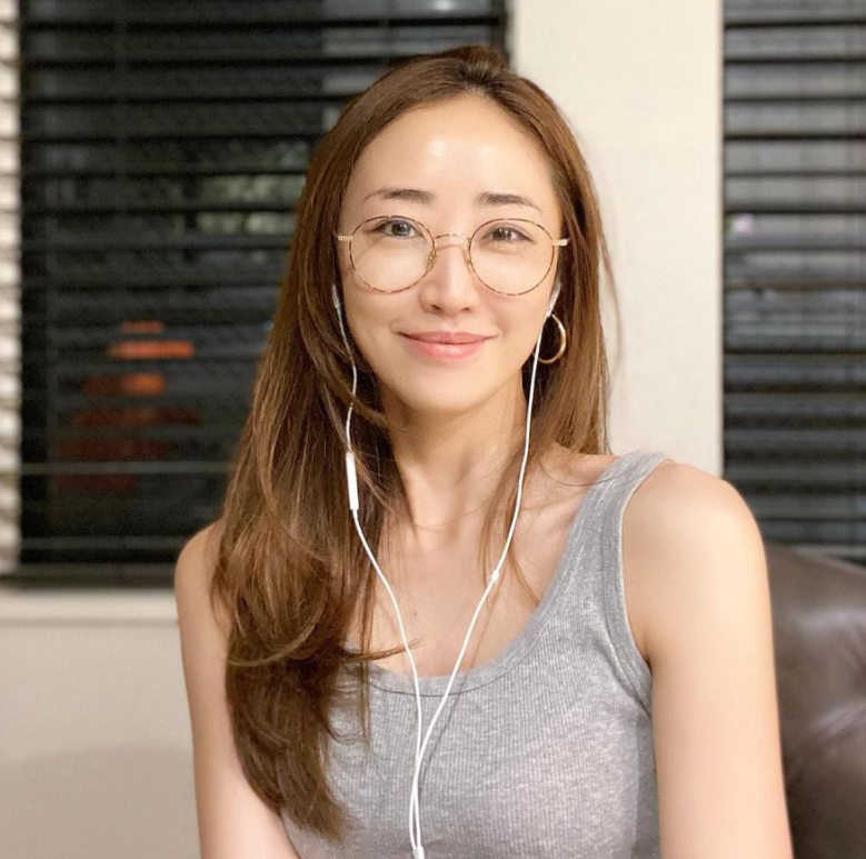 看不出真實年齡！3孩美魔女媽媽「與長子合影」年輕似姐弟　曬私下照超完美「身材比臉蛋」還凍齡