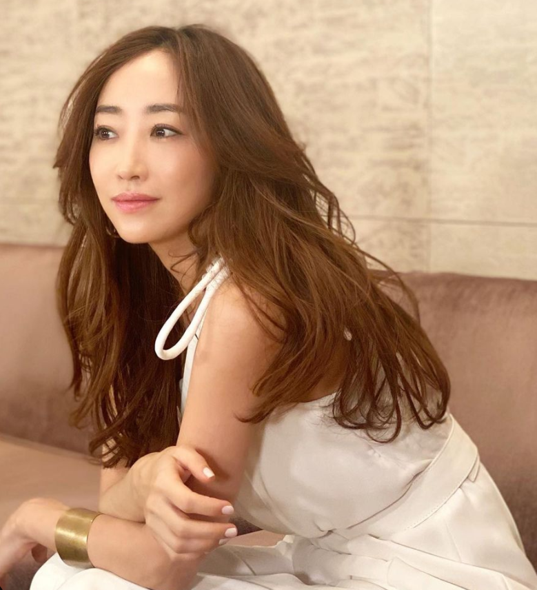 看不出真實年齡！3孩美魔女媽媽「與長子合影」年輕似姐弟　曬私下照超完美「身材比臉蛋」還凍齡