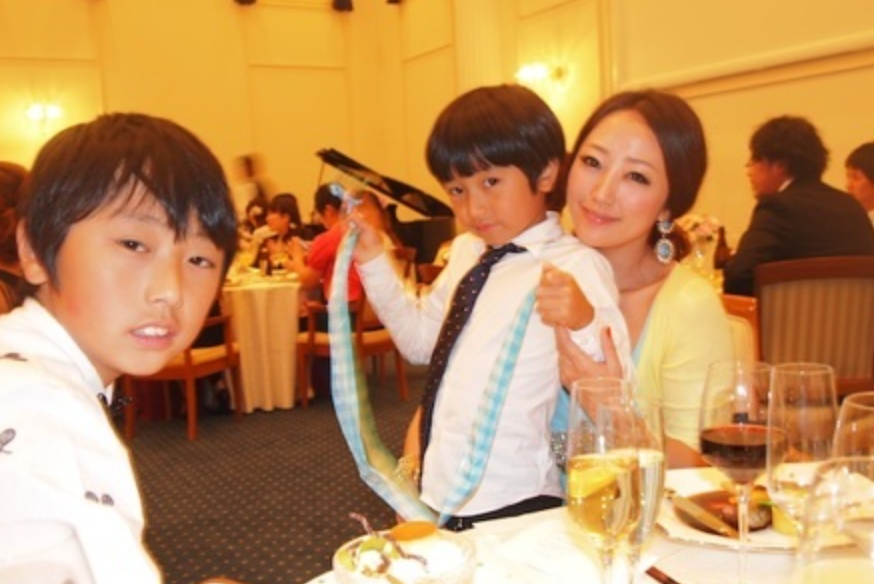 看不出真實年齡！3孩美魔女媽媽「與長子合影」年輕似姐弟　曬私下照超完美「身材比臉蛋」還凍齡