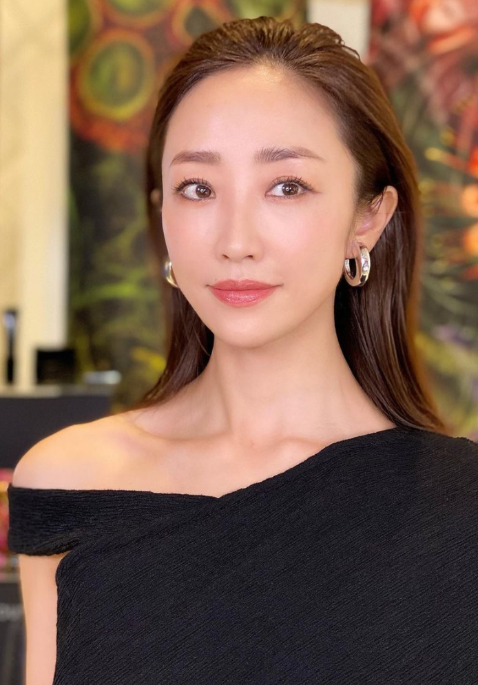 看不出真實年齡！3孩美魔女媽媽「與長子合影」年輕似姐弟　曬私下照超完美「身材比臉蛋」還凍齡