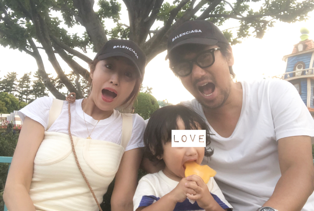 看不出真實年齡！3孩美魔女媽媽「與長子合影」年輕似姐弟　曬私下照超完美「身材比臉蛋」還凍齡