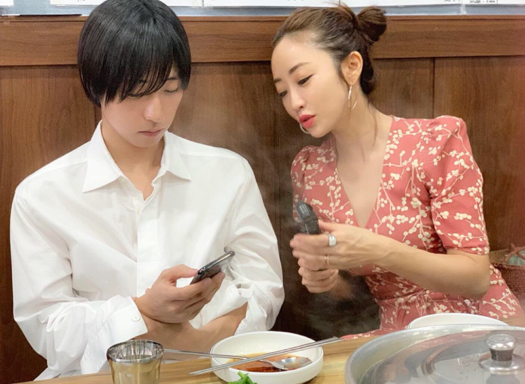 看不出真實年齡！3孩美魔女媽媽「與長子合影」年輕似姐弟　曬私下照超完美「身材比臉蛋」還凍齡