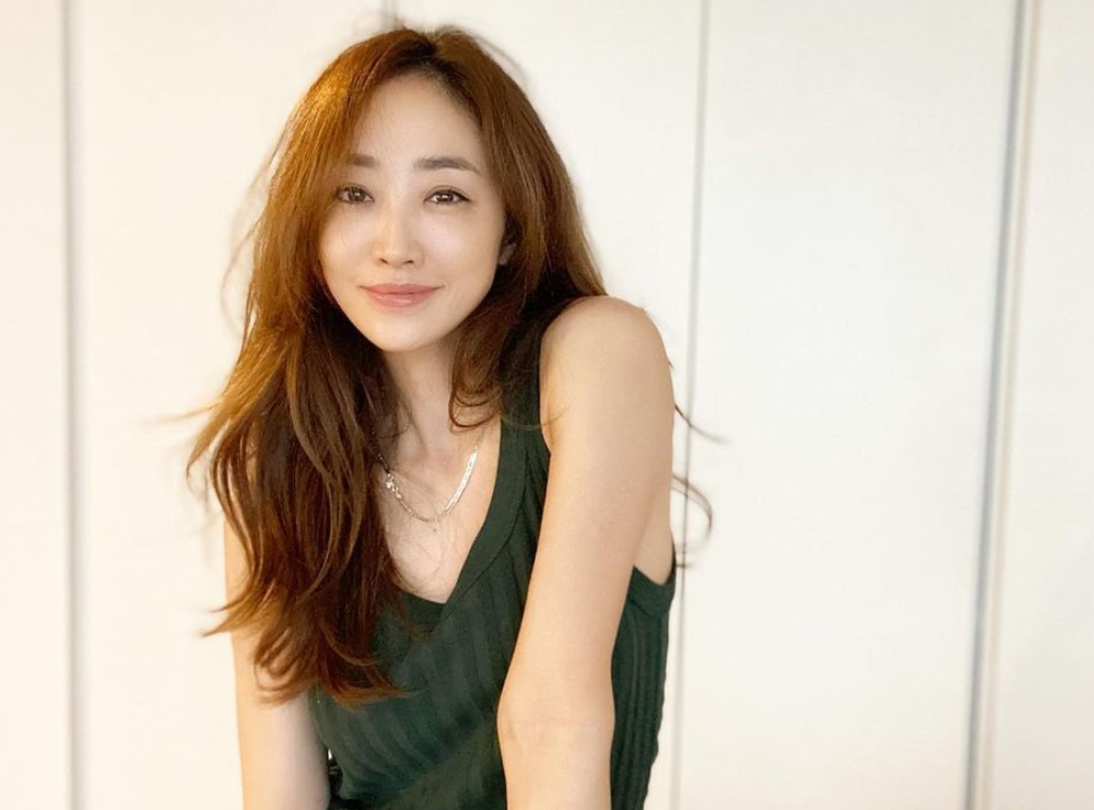看不出真實年齡！3孩美魔女媽媽「與長子合影」年輕似姐弟　曬私下照超完美「身材比臉蛋」還凍齡