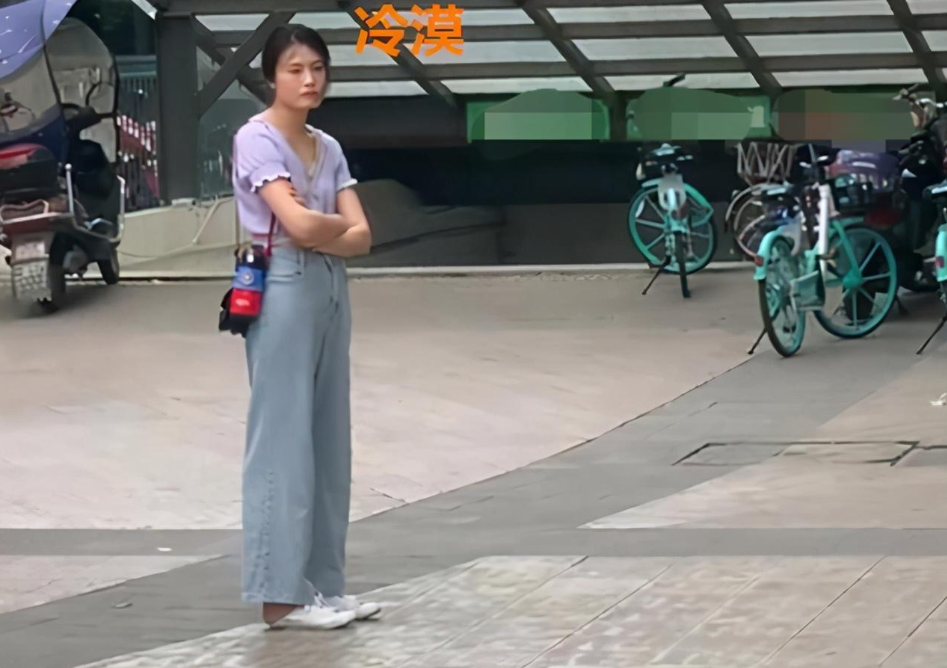 熊孩子出門鬧脾氣！直接「躺地打滾」引路人側目　寶媽站3m遠「超淡定應對」被誇讚：媽媽耐性真好