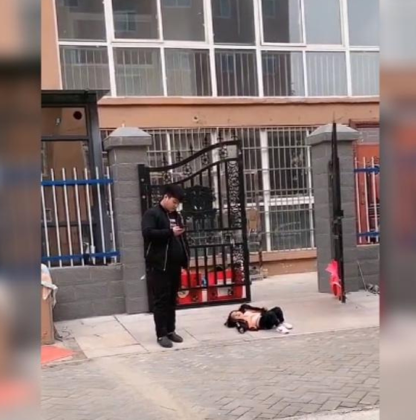 熊孩子出門鬧脾氣！直接「躺地打滾」引路人側目　寶媽站3m遠「超淡定應對」被誇讚：媽媽耐性真好