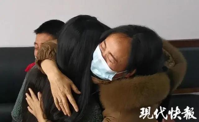 尋女18年終相見！女孩淚訴「4歲記憶中的媽媽」和父母緊緊相擁　「重逢畫面惹鼻酸」她笑：我終於有身分了