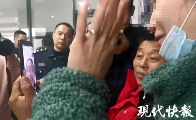 尋女18年終相見！女孩淚訴「4歲記憶中的媽媽」和父母緊緊相擁　「重逢畫面惹鼻酸」她笑：我終於有身分了