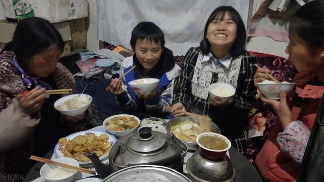 「14人等你一個」！妻子下班後被推進廚房　跨年飯上崩潰「爆發10年委屈」：日子沒法過了
