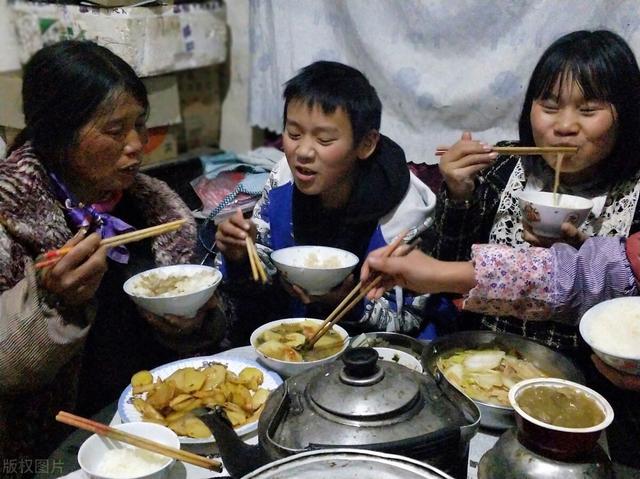 「14人等你一個」！妻子下班後被推進廚房　跨年飯上崩潰「爆發10年委屈」：日子沒法過了