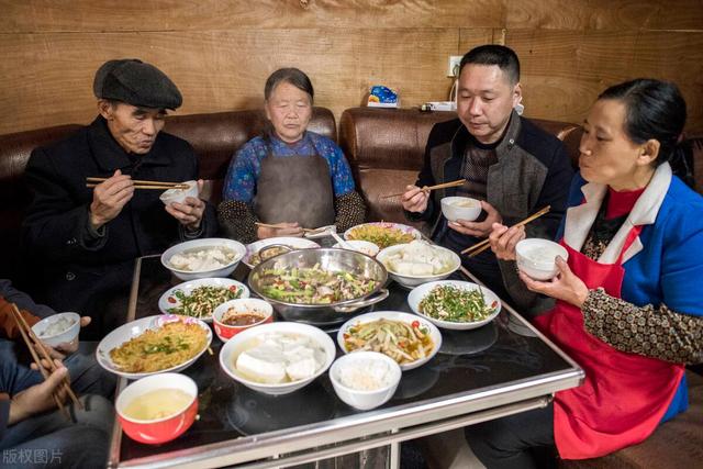 「14人等你一個」！妻子下班後被推進廚房　跨年飯上崩潰「爆發10年委屈」：日子沒法過了